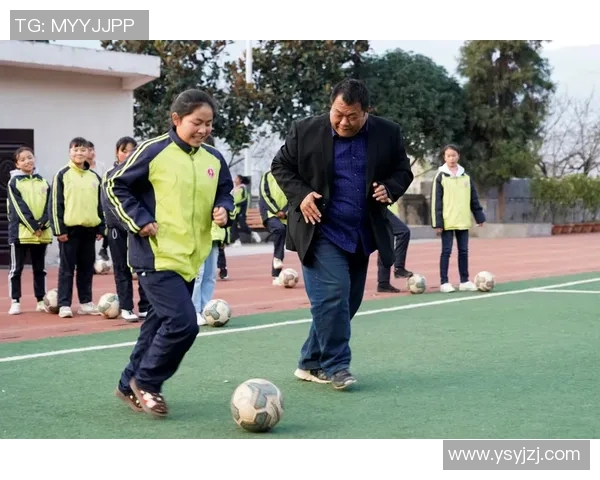 足球明星如何精准踢出弧线球技巧解析与训练方法分享 足球明星如何精准踢出弧线球技巧解析与训练方法分享